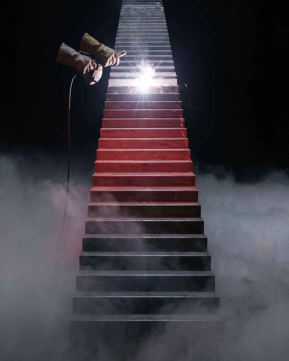 Treppe, die sich in Richtung Licht nach oben baut